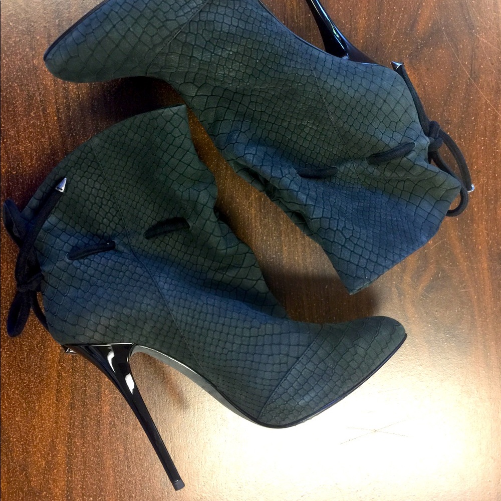 Vero Cuoio dark green scale patterned bootie (7.5)